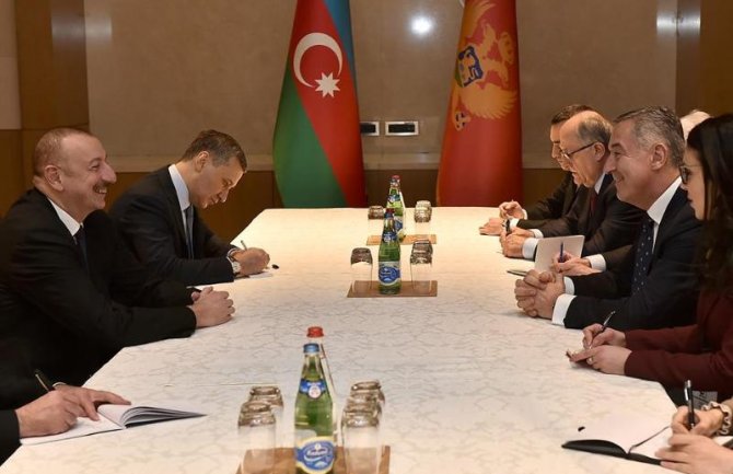 Razmotriti uspostavljanje direktne avio linije i međusobno ukidanje viza između CG i Azerbejdžana