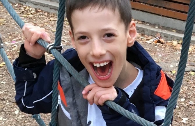 Maratonac velikog srca: Pejović istrčao humanitarni maraton od Cetinja do Podgorice za Luku Grgurevića