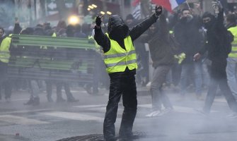 Sukob žutih prsluka i policije u Parizu, uhapšeno 20 osoba