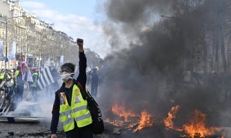 Protesti “žutih prsluka“ u Parizu: Majka i dijete spašeni iz požara 