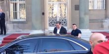 Vučić izašao iz Predsjedništva: Mirno izašao i odvezao se automobilom (VIDEO)