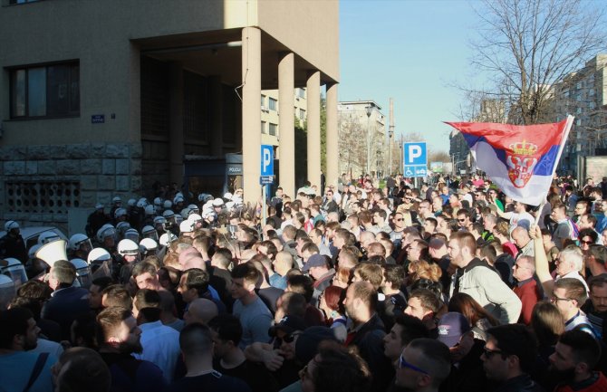 Beograd: Demonstranti stigli do policijske stanice koju su gađali i jajima (FOTO)