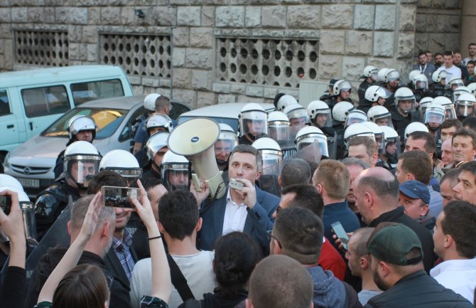 Okupljeni na protestima u Beogradu zatražili od policije: Uhapšene pustiti sjutra do 15 sati