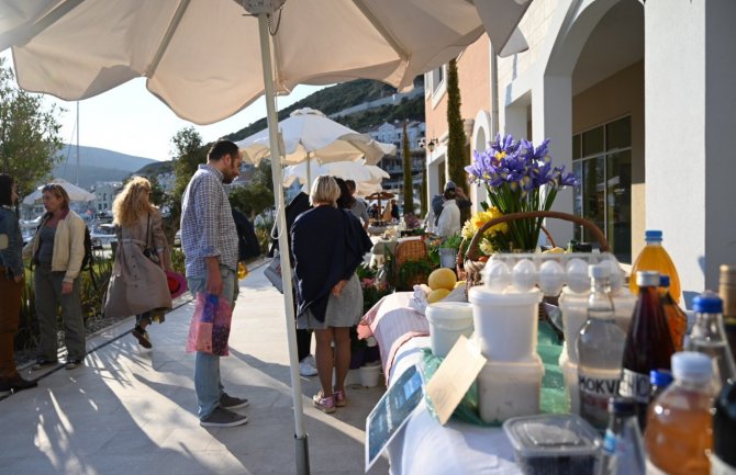 Bazar hrane u Luštici Bay