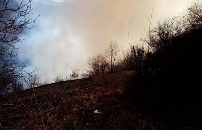 Seoce: Požar se približio kućama, vatrogasci već dva dana na terenu