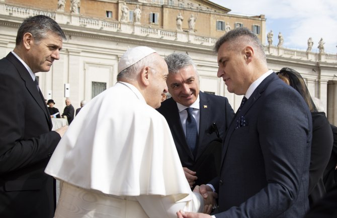 Crna Gora za Papu ima posebno mjesto, Brajović mu poklonio 