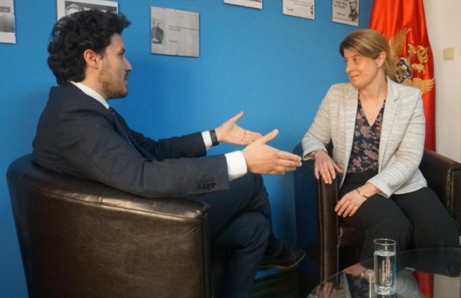 Abazović sa ambasadorkom Kemp: Zaslužujemo da budemo uspješna evropska država