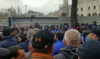 Haos na protestima u Tirani:Pokušali da upadnu u parlament,dimne bombe na policiju(VIDEO)