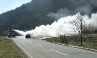 Kod Bijelog Polja auto se zapalilo u vožnji