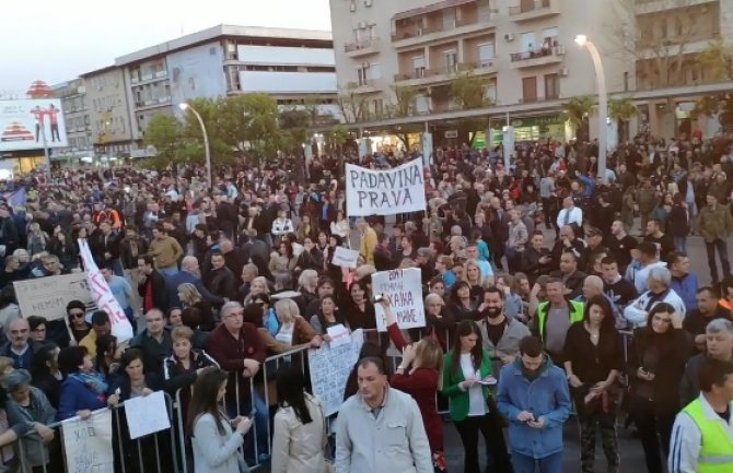 Održan sedmi u nizu građanski protest u PG: Potpisan Sporazum o budućnosti (VIDEO)