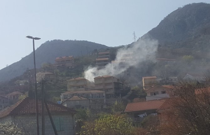 Požar u naselju Đurići iznad Kamenara: Izgorjela ljetnja kuhinja između dva stana