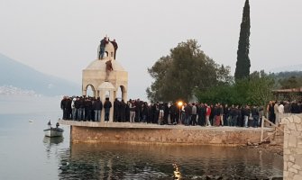 Vjernici odbranili krstionicu, policajce počastili kafom i čajem