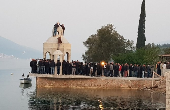 Vjernici odbranili krstionicu, policajce počastili kafom i čajem