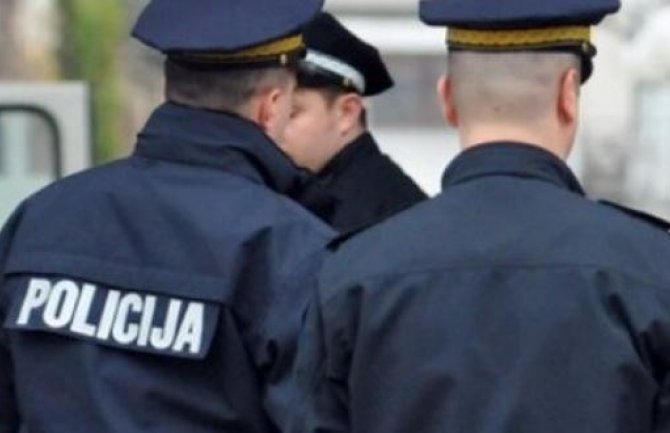 Navijači Budućnosti se sukobili sa policijom: Četiri policajca povrijeđena