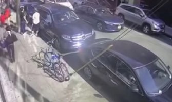 Iznervirani policajac odlučio da ne piše kazne nego da udara automobilom (VIDEO)