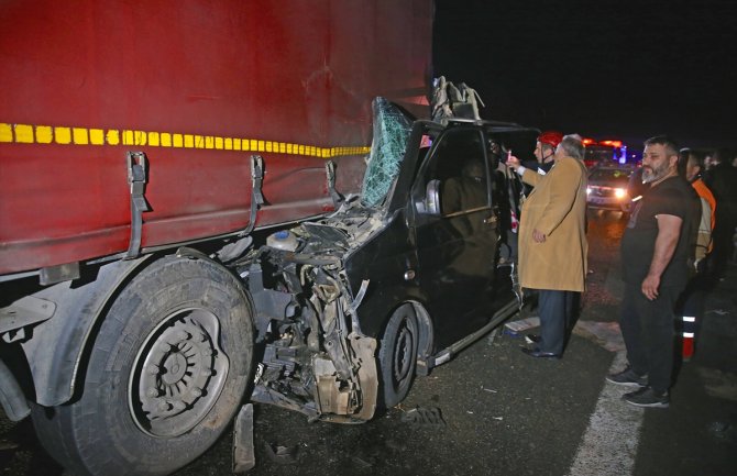 U sudaru šlepera i minibusa poginulo najmanje pet osoba