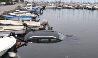 Bar: Automobil završio u moru(FOTO)