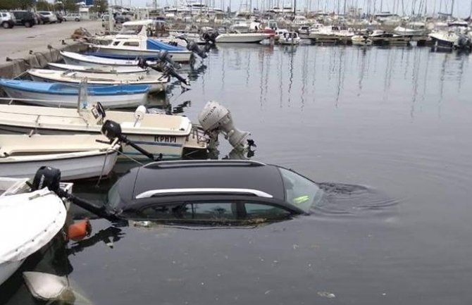 Bar: Automobil završio u moru(FOTO)