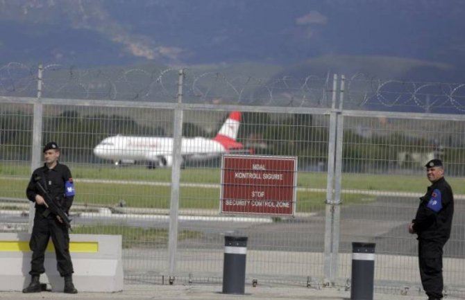 Nakon pljačke vijeka u Albaniji, kontrolu nad aerodromom preuzela vojska(VIDEO)