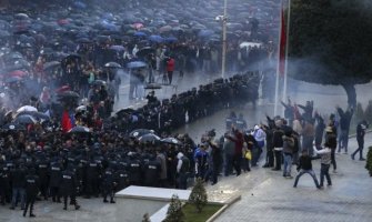 Haos na ulicama Tirane: Sukobi demonstranata sa policijom (VIDEO)