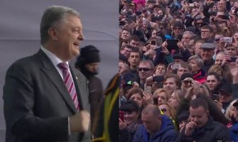 Porošenko čekao izbornog rivala, pa zaplesao(VIDEO)