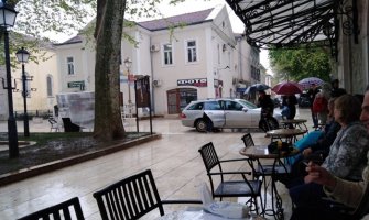 Trebinje: Podgoričanin vozio automobil preko korzoa (FOTO)