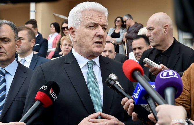 Premijer: Niko ne može raditi mimo zakona, pa ni crkva