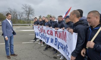 Srbi sa KiM pješice stigli do Rudnika, dočekao ih Đurić