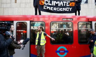 Protesti u Londonu: Demonstrant se zalijepio za voz super lijepkom