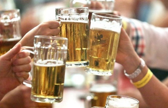 Trećina šestnaestogodišnjaka popije u jednoj prilici pet alkoholnih pića