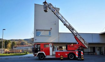 CT: Služba zaštite i spašavanja dobila vatrogasno vozilo sa impoznantnim mogućnostima gašenja požara i evakuacije lica