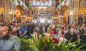 Veliki broj vjernika na liturgiji u hramu Hristovog vaskresenja u Podgorici