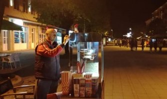 17 godina prodaje kokice a rijetko ih se najede: Miđa, omiljeni prodavac kokica u Beranama