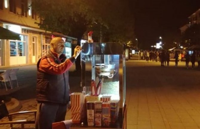 17 godina prodaje kokice a rijetko ih se najede: Miđa, omiljeni prodavac kokica u Beranama