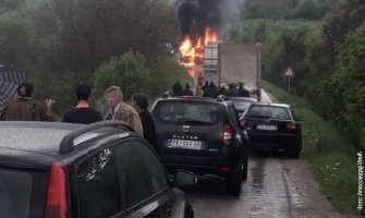 Težak sudar u Srbiji: Autobus izgorio, poginulo 5 osoba, nekoliko povrijeđenih(VIDEO)