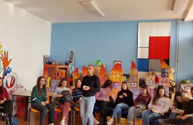 Sa srednjoškolcima o štetnosti nasilja prema LGBT osobama