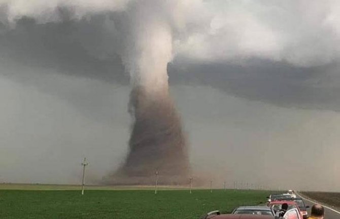 Tornado pogodio Rumuniju, sedam osoba povrijeđeno (VIDEO)