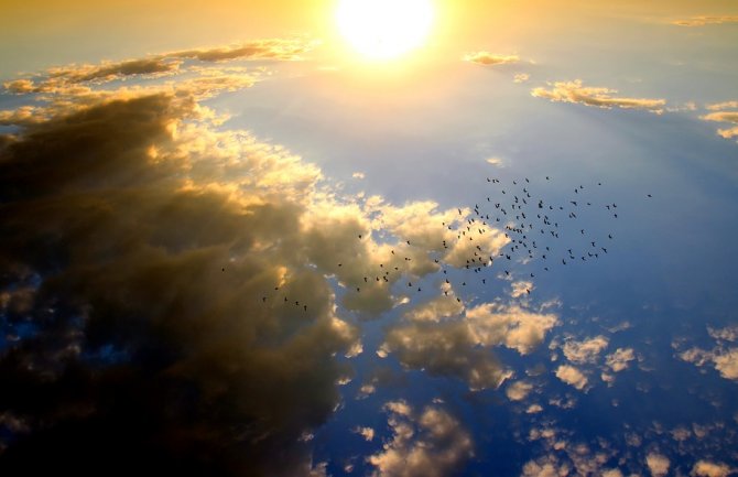 Sunčano, ponegdje kiša