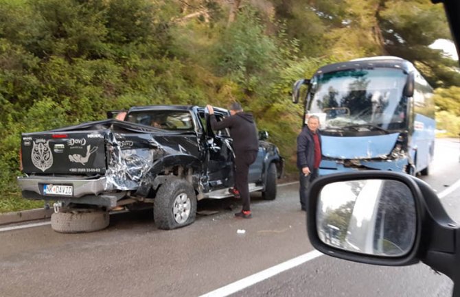 Na magistralnom putu Bar-Petrovac sudar autobusa i putničkog vozila