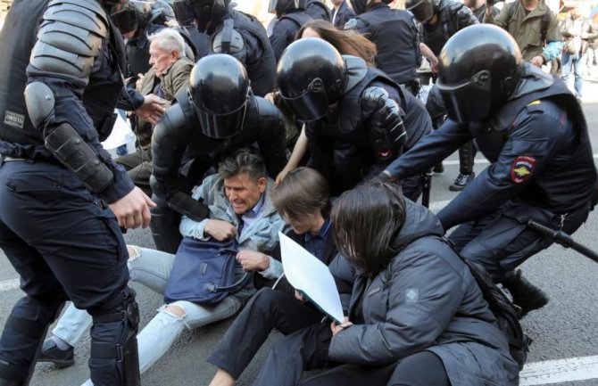 U Sankt Peterburgu privedeno više desetina demonstranata