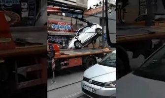 Pauk pokušao da podigne automobil pa došlo do nezgode (VIDEO)