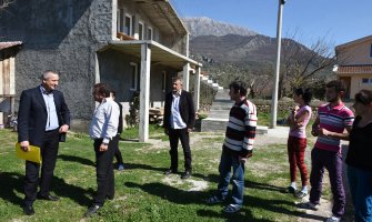 Novčana pomoć od Vlade: 17.000 eura rodbini stradalih u Štrpcima(FOTO)