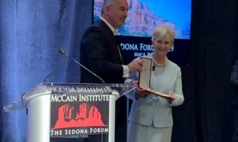 Đukanović posthumno odlikovao Mekejna