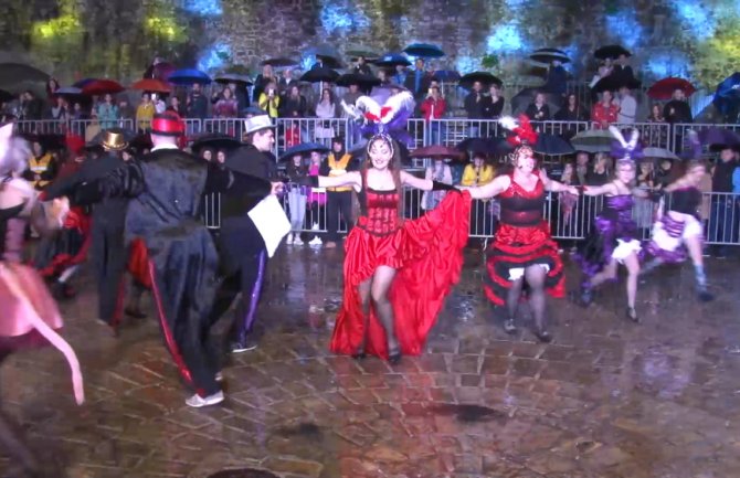 Karnavalska povorka u Budvi prkosila kiši (VIDEO)