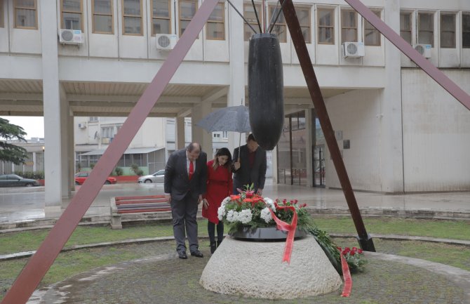 Delegacija Demokrata položila vijenac na spomenik žrtvama bombardovanja PG