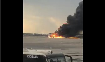 Moskva: Avion sa putnicima u plamenu sletio,poginulo 13 osoba, među njima i djeca(VIDEO)