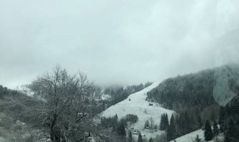 Zima u maju: Snijeg pada na Žabljaku, zabijeljelo u više opština (FOTO/VIDEO)