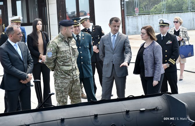 SAD donirale Mornarici dva čamca P-5.8 sa pratećom opremom