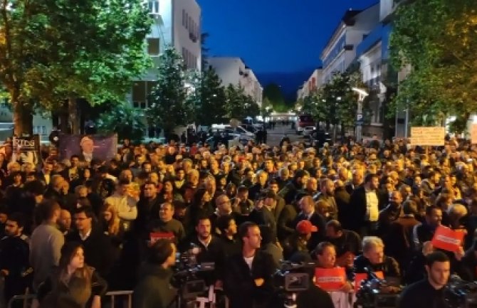 Završen deseti protest u PG: U 2019. hoćemo da tražimo život dostojan čovjeka (VIDEO)