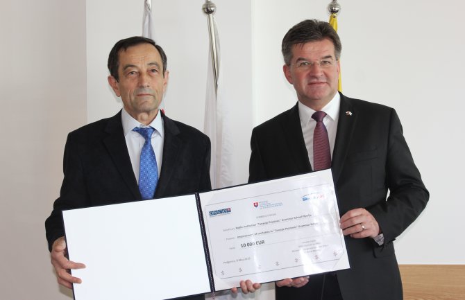 Lajčak donirao 10.000 eura Gimnaziji u Pljevljima: Da imate zadovoljne i uspješne učenike